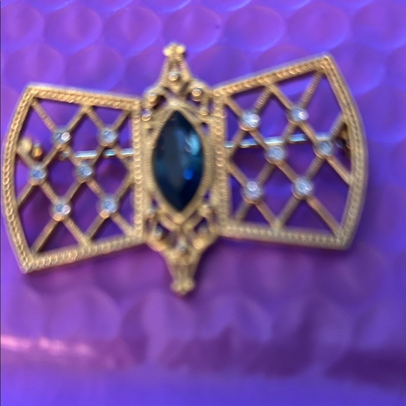 Gold-tone Filigree Brooch with Dark Blue Center Stone and 12 tiny crystals - Picture 2 of 9